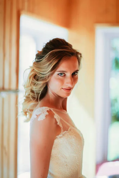 背景をぼかした写真に美しい若い花嫁 — ストック写真