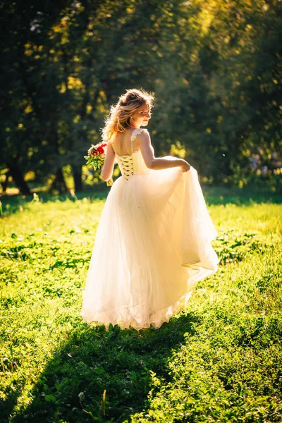 Bella Giovane Sposa Sullo Sfondo Del Giardino — Foto Stock