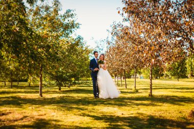 Güzel şık gelin ve damat bahçe zemin üzerine.