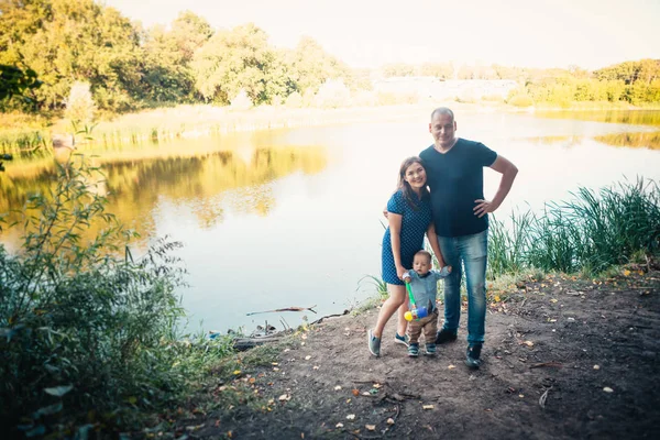 Gelukkig Familie Met Zoon Achtergrond Bos — Stockfoto