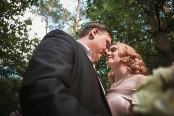 Novia Novio Bailando Fondo Del Bosque Luz Del Sol — Foto de Stock