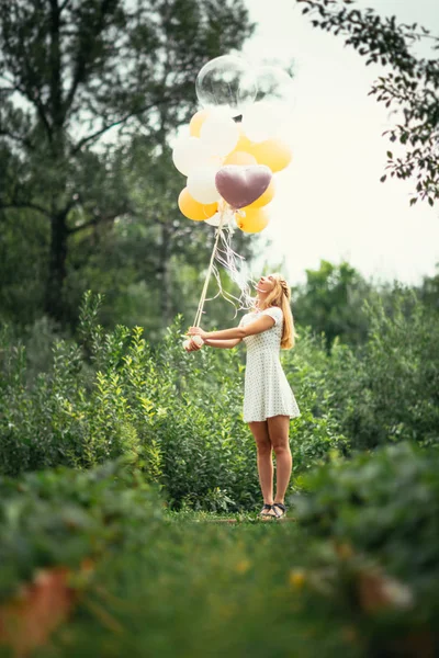 Balonları Olan Genç Bir Kız — Stok fotoğraf