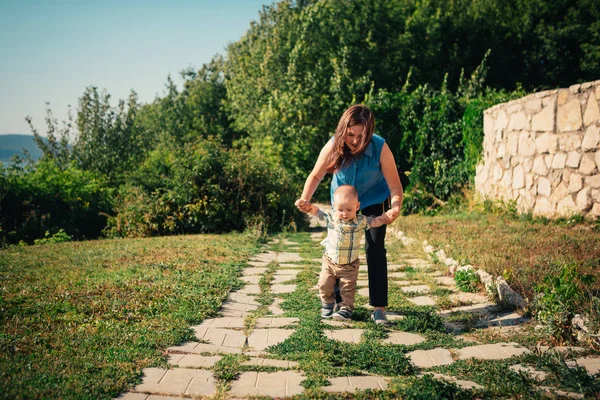 Gelukkig Moeder Peuter Zoon Natuur Achtergrond — Stockfoto