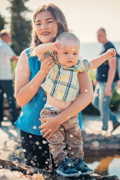 Gelukkig Moeder Peuter Zoon Bij Fontein — Stockfoto