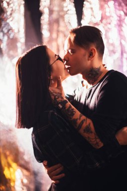 İki parlak bir arka plan üzerinde moda giysiler içinde.