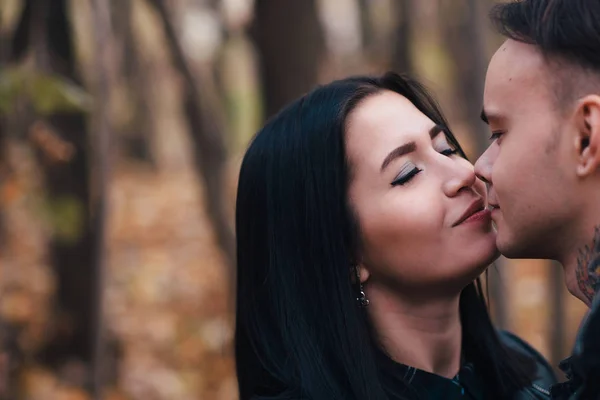 Porträt Einer Jungen Frau Und Eines Mannes Die Herbstlichen Wald — Stockfoto