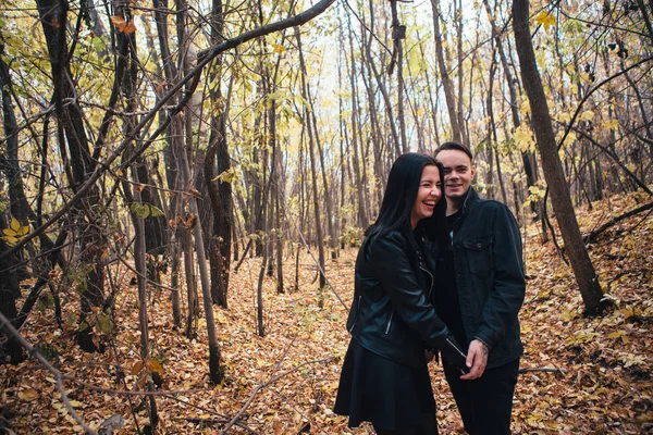 Tjejen Och Killen Vandrar Skogen Höst — Stockfoto