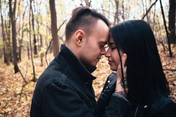 Ritratto Una Giovane Donna Uomo Che Camminano Nella Foresta Autunnale — Foto Stock