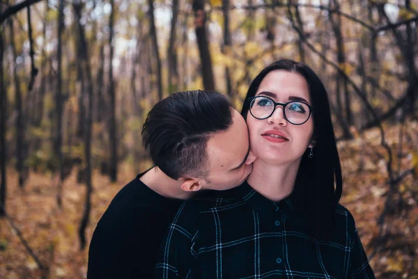 Homme Femme Dans Forêt Automne — Photo