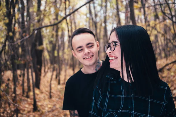 Uomo Donna Nella Foresta Autunnale — Foto Stock