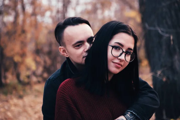 Junger Mann Und Junge Frau Sitzen Auf Einem Karo Einem — Stockfoto