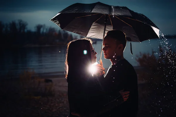 Jonge Man Vrouw Onder Een Paraplu Regen — Stockfoto