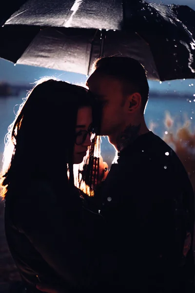 Junger Mann Und Frau Unter Regenschirm Und Regen — Stockfoto