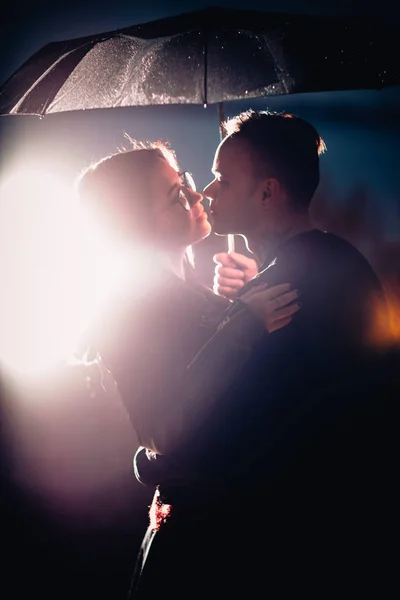 Junger Mann Und Frau Unter Regenschirm Und Regen — Stockfoto