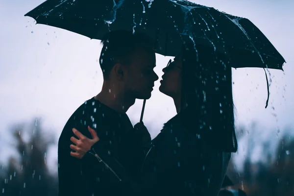 Jovem Casal Sob Guarda Chuva Escuro — Fotografia de Stock