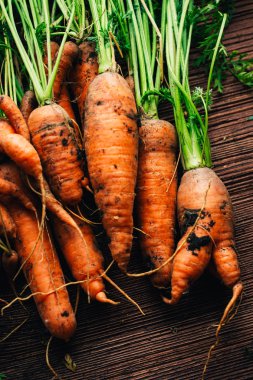 Ahşap arka plan üzerinde taze havuç yakın çekim.