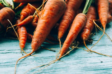 havuç ahşap arka plan üzerinde çok.