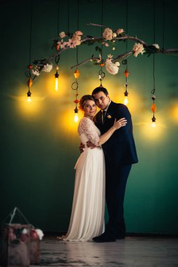 Gelin ve damat ışık stüdyosunda..