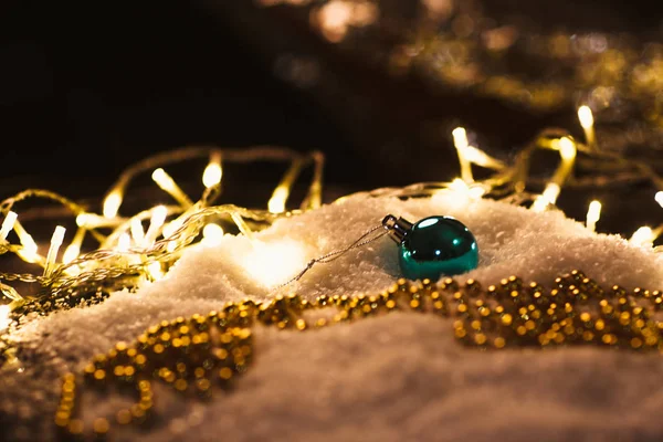 Boule Noël Bleue Guirlande Lumineuse Sur Neige — Photo