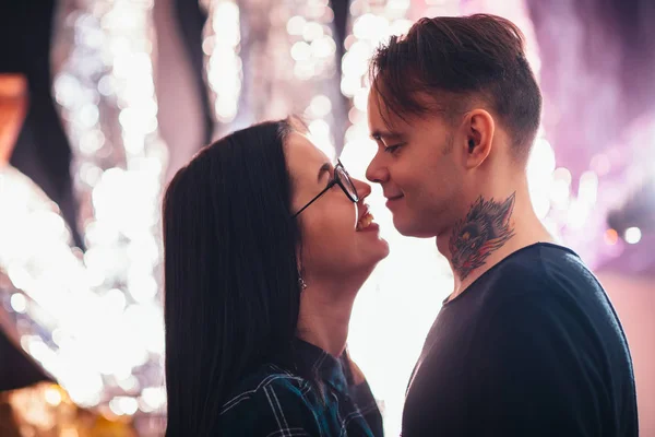 Pria Dan Gadis Mencium Closeup Pada Latar Belakang Cahaya — Stok Foto