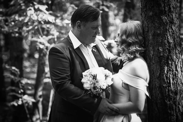 Nero Bianco Foto Sposa Sposo Bacio Sullo Sfondo Alberi Foresta — Foto Stock