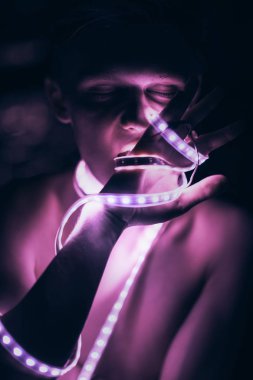 Portre Adam Strip Light LED bant koyu renk arka plan.