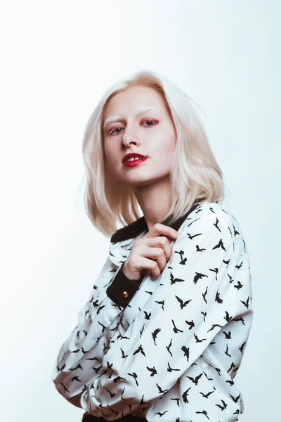 Porträtt Blond Albino Flicka Studio Vit Bakgrund — Stockfoto