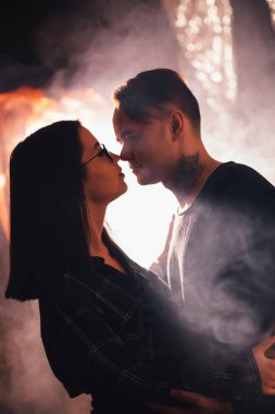 İki parlak bir arka plan üzerinde moda giysiler içinde.