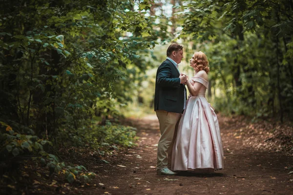 Novia Novio Bailando Fondo Del Bosque Luz Del Sol —  Fotos de Stock