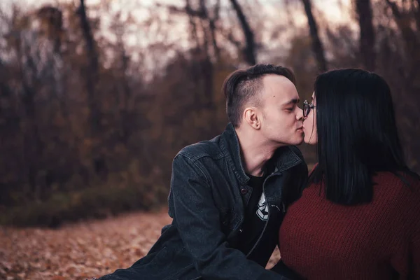 Ung Man Och Ung Kvinna Sitter Pläd Höst Skog — Stockfoto