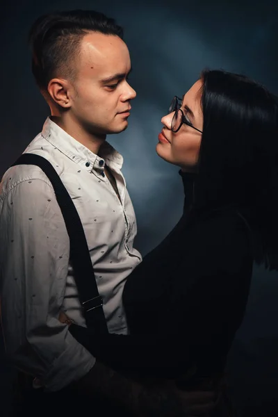 煙と暗い背景にファッショナブルな服のカップル — ストック写真