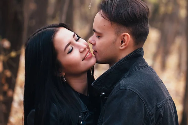 Porträt Einer Jungen Frau Und Eines Mannes Die Herbstlichen Wald — Stockfoto