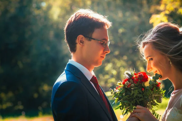 Bruden Och Brudgummen Bakgrunden Sommaren Skog — Stockfoto