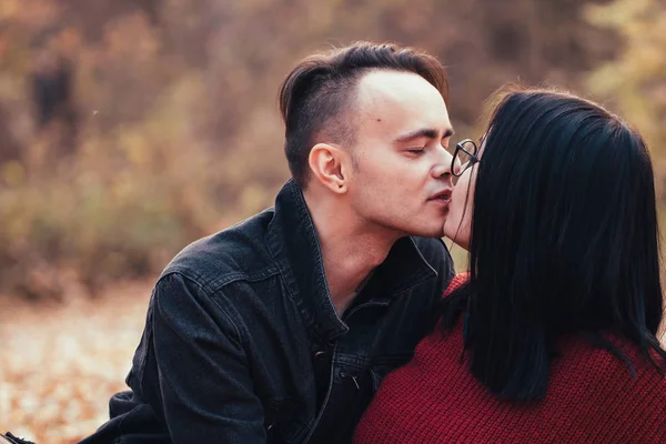 Junger Mann Und Junge Frau Sitzen Auf Einem Karo Einem — Stockfoto