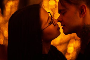 Kız ve erkek ışık güneş zemin üzerine.