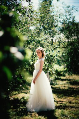 güzel genç gelin Bahçe arka planda.