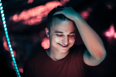 bulanık bir arka plan üzerinde genç bir adam portresi.