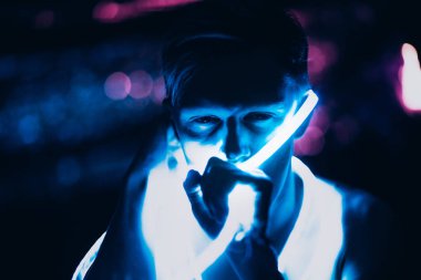 Portre Adam Strip Light LED bant koyu renk arka plan.