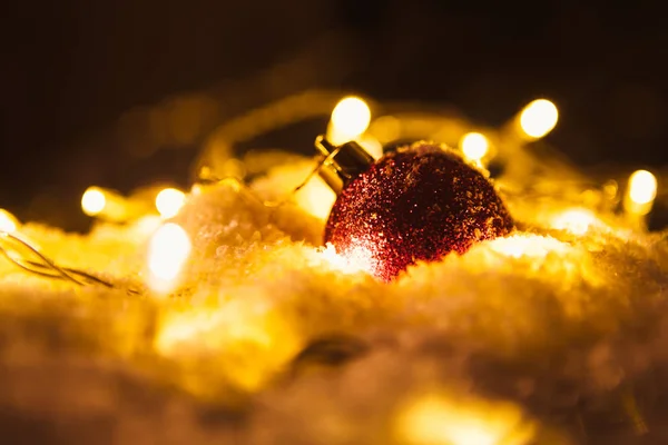 Красный Рождественский Шар Светящиеся Гирлянды Снегу — стоковое фото