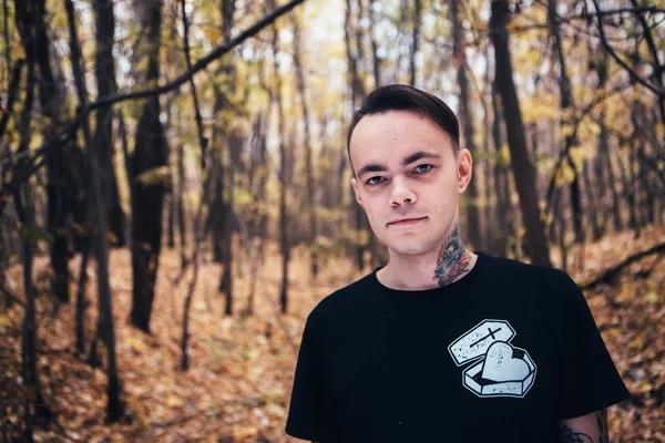 Retrato Hombre Con Tatuaje Bosque Otoño —  Fotos de Stock