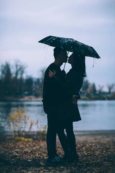 Karanlık Bir Şemsiye Altında Duran Genç Bir Çift — Stok fotoğraf