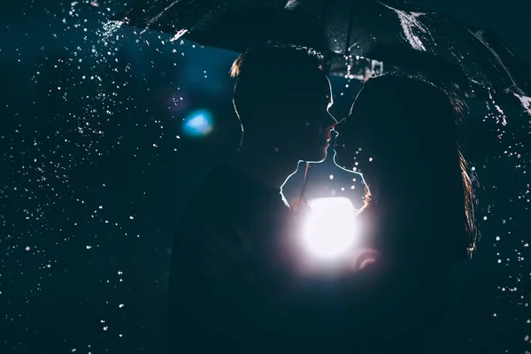 Jeune Couple Debout Sous Parapluie Sombre — Photo