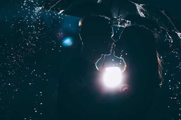 Junges Paar Steht Unter Einem Dunklen Regenschirm — Stockfoto