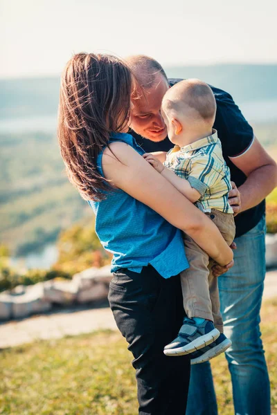 Gelukkig Familie Met Baby Zoon Natuur Achtergrond — Stockfoto