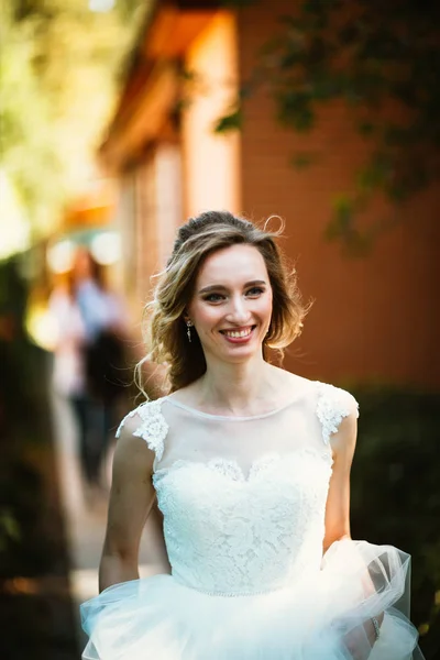 Schöne Junge Braut Auf Verschwommenem Hintergrund — Stockfoto