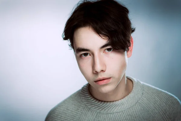 Estúdio Retrato Jovem Homem Camisola Cinza Fundo Escuro — Fotografia de Stock