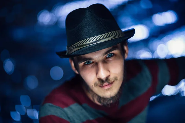 Portrait Guy Hat Blurred Background — Stock Photo, Image