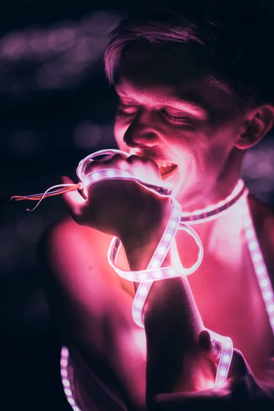 Portrét Muž Strip Light Led Páska Tmavém Pozadí Barvy — Stock fotografie