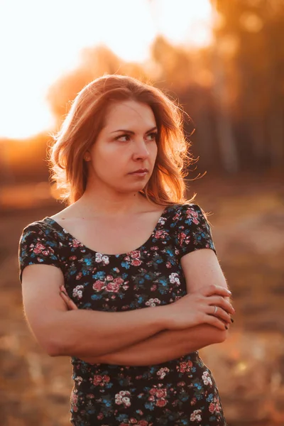 Retrato Uma Menina Bonita Campo Fundo Por Sol — Fotografia de Stock