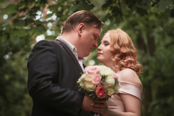 Menyasszony Vőlegény Tánc Erdőben Háttér Napfény — Stock Fotó